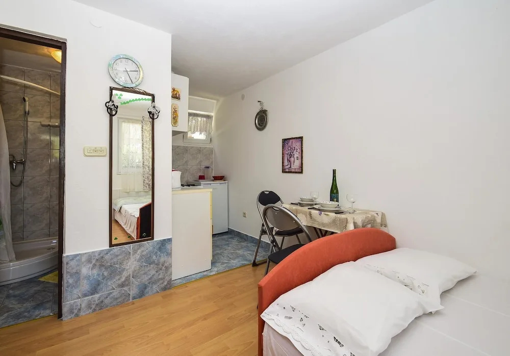 Apartments Mira Vir