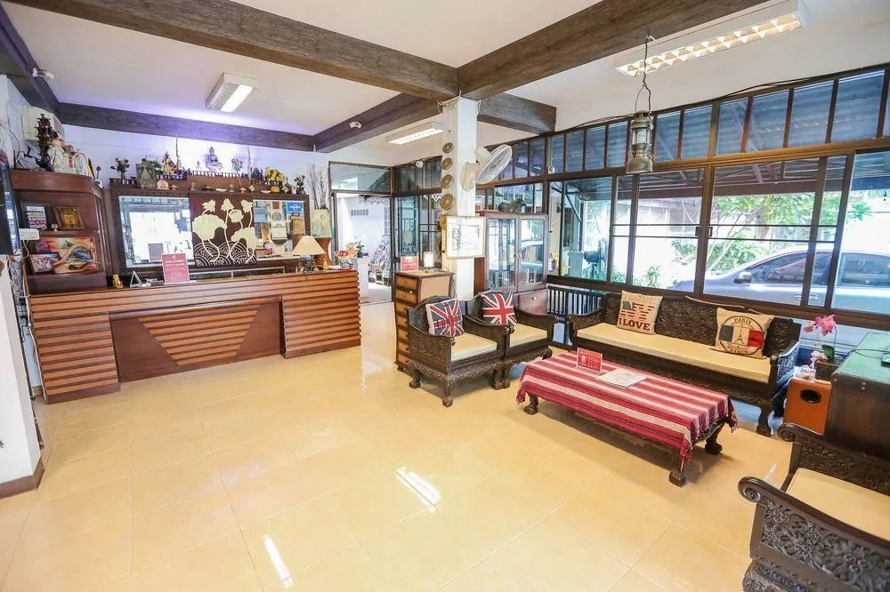 ZEN Rooms Sripoom Soi 1