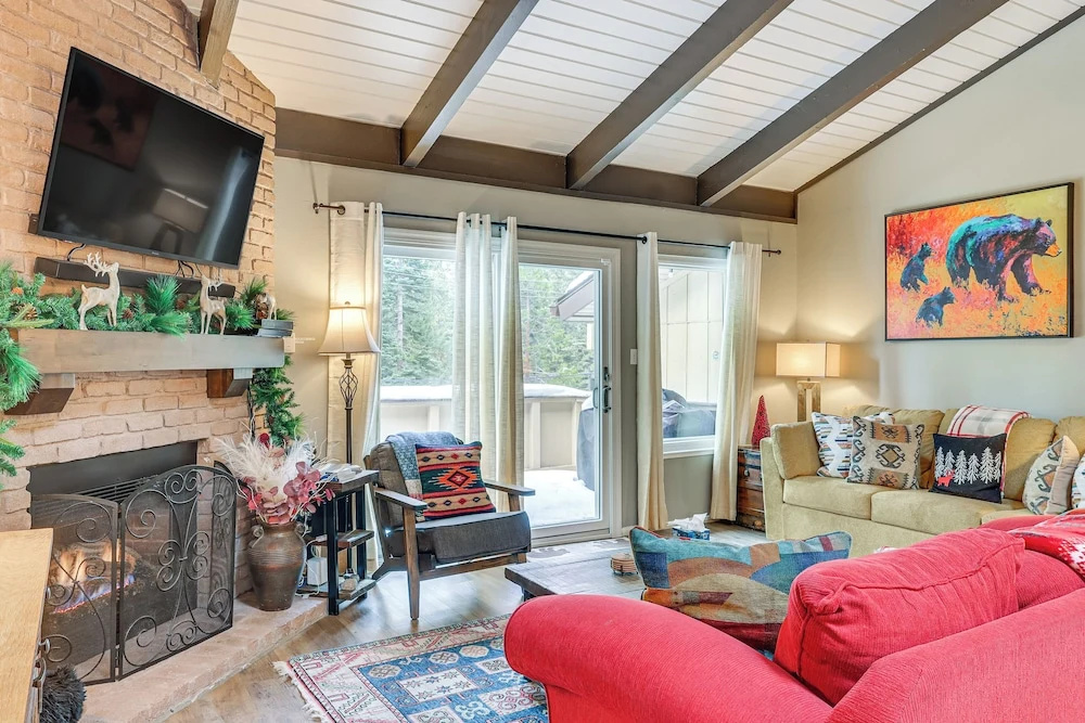 1 Mi to Diamond Peak Ski Resort: Forest-View Condo