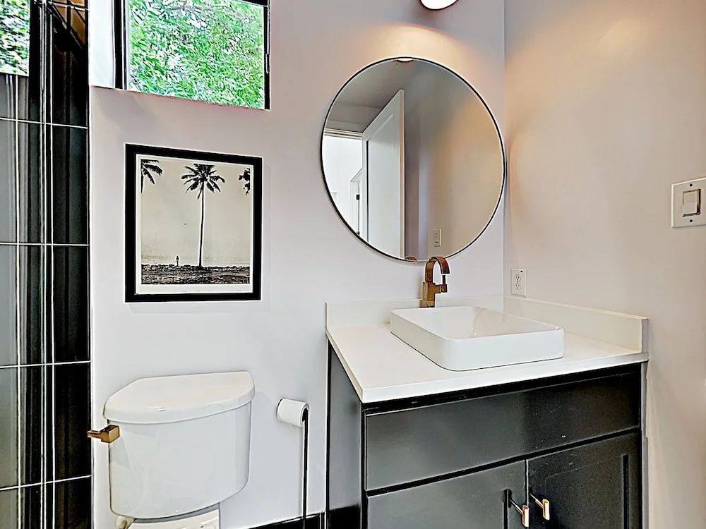 New Listing! Spacious Luxe Near Downtown 4 Bedroom Home