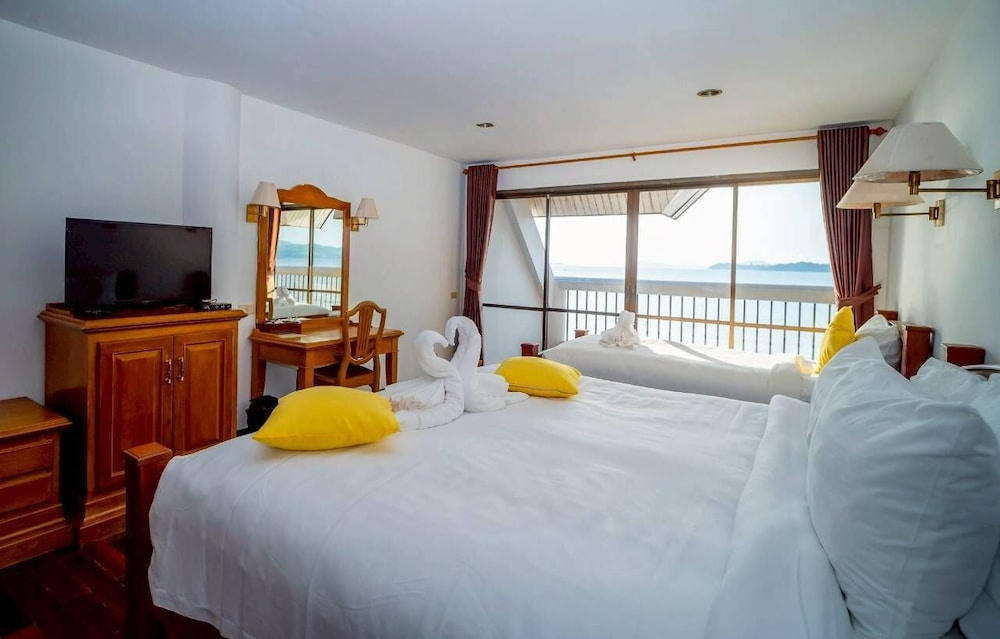Jansom Beach Resort