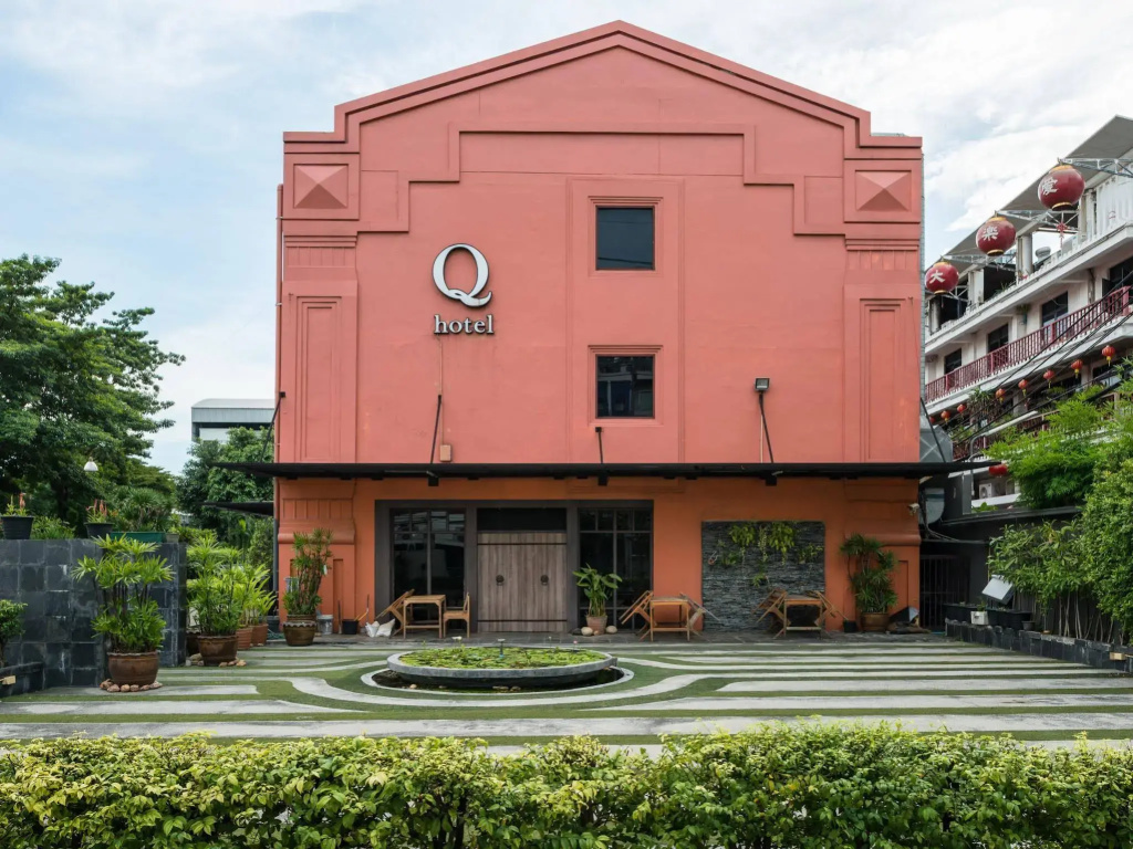 Q Hotel