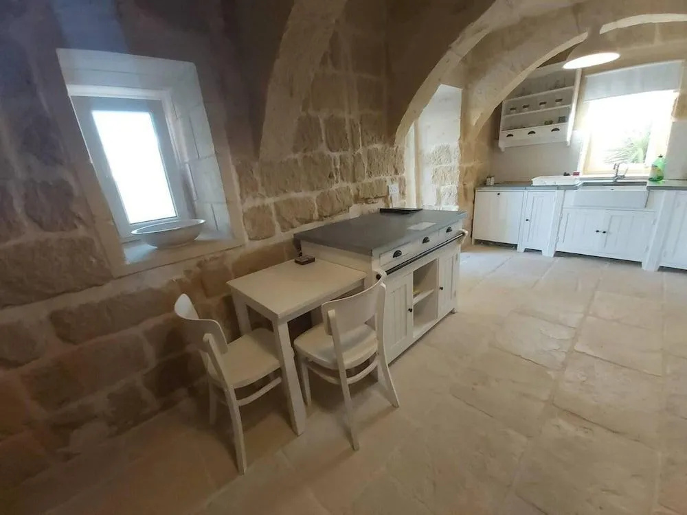 5 Bed Villa - Sleeps 8 - Pool - Garden - Parking