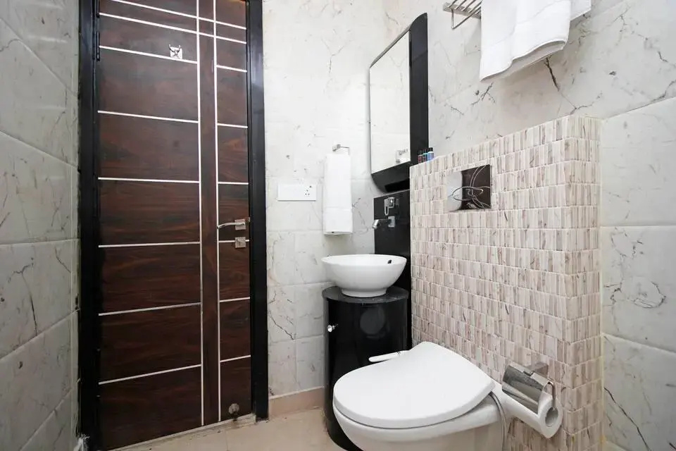 OYO Rooms Green Park Metro