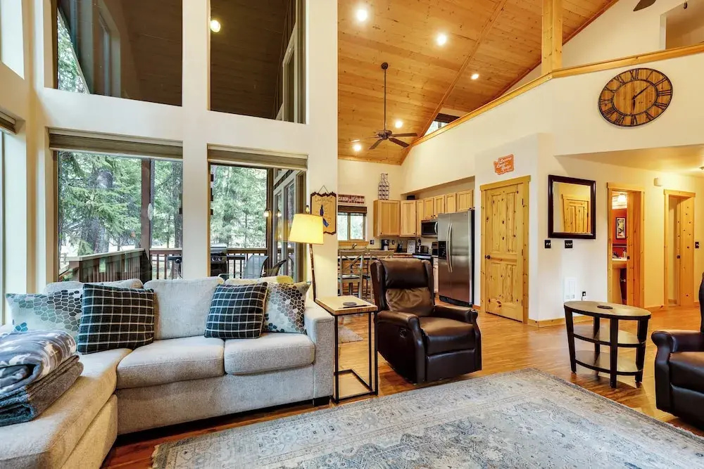 Hot Tub & Game Room: Ronald Retreat 2 Mi to Lake!