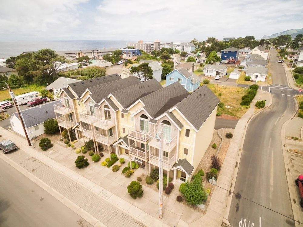 The White Turtle - 2 Br Townhouse