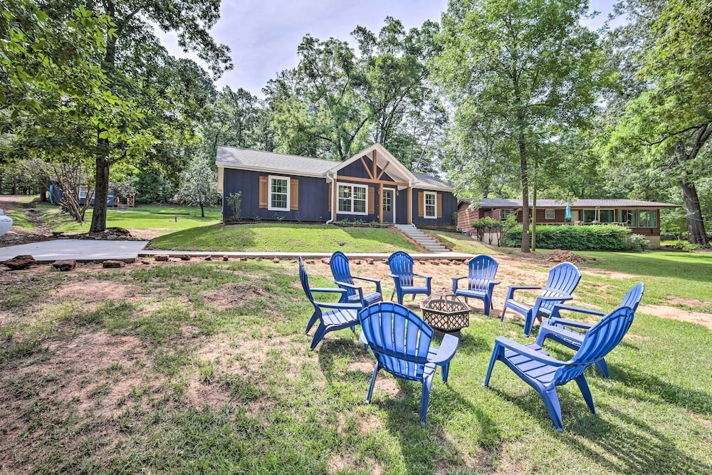 Stunning Avinger Retreat on Lake O' the Pines