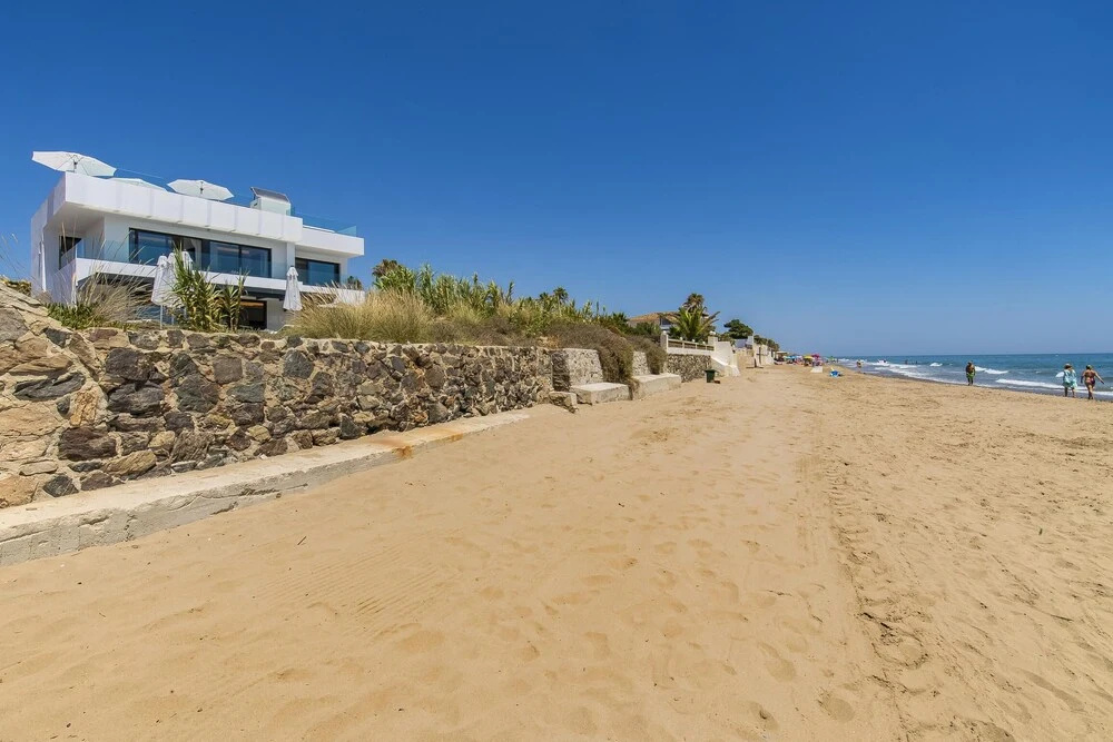 Villa first line beach, 6 bedrooms, private pool, Costabella, Marbella