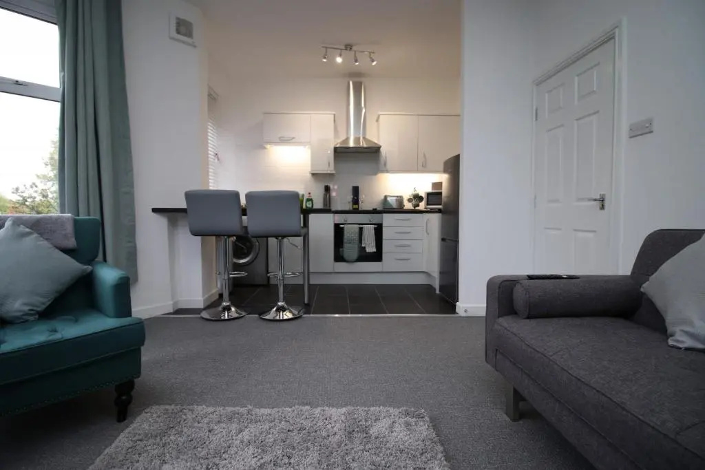 City View - 2 Bed City Center Apartment With Street Parking - Sleeps 6 - By DYZYN