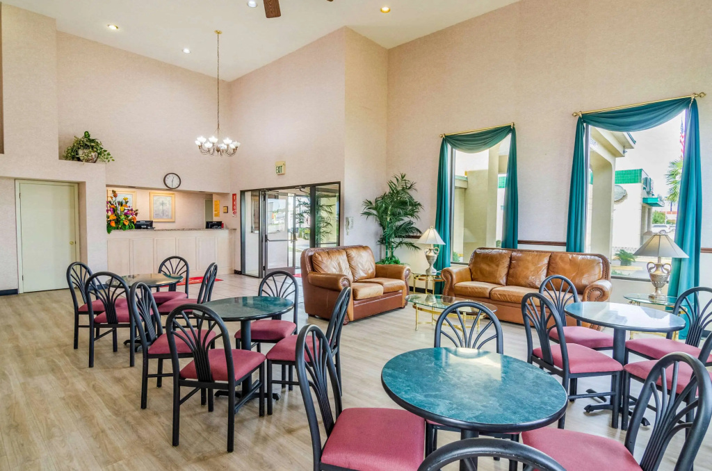 Econo Lodge Inn & Suites Gulfport Airport