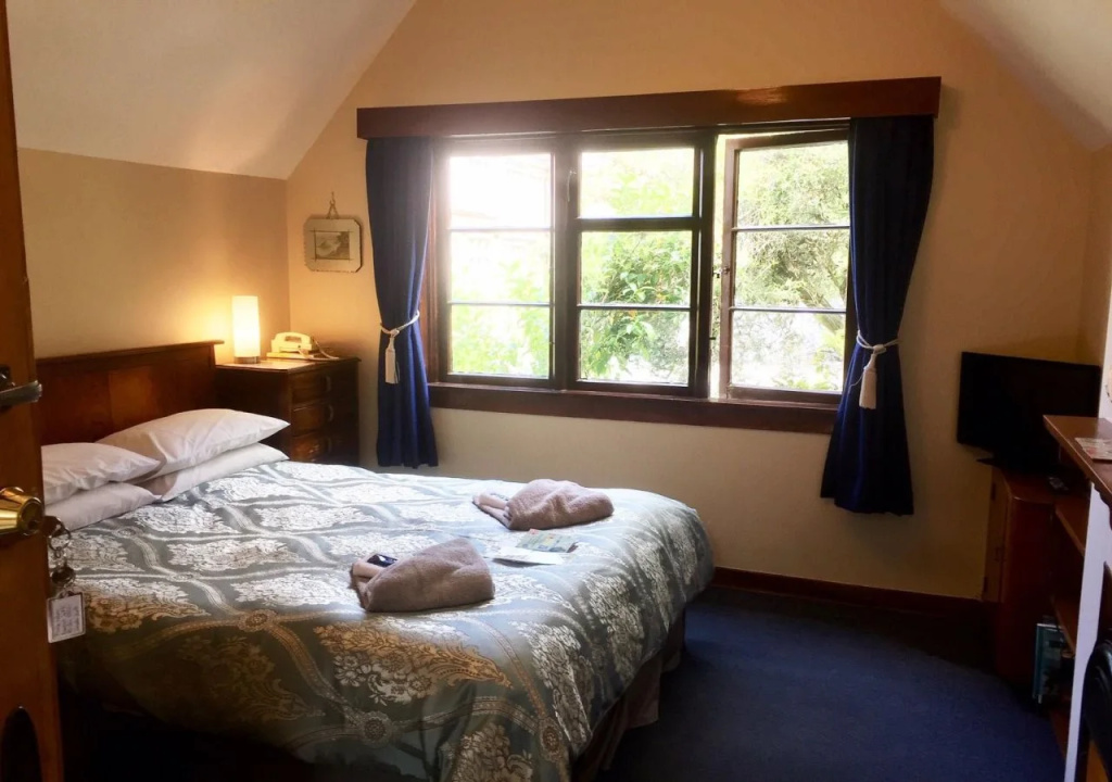 Hulmes Court Bed And Breakfast