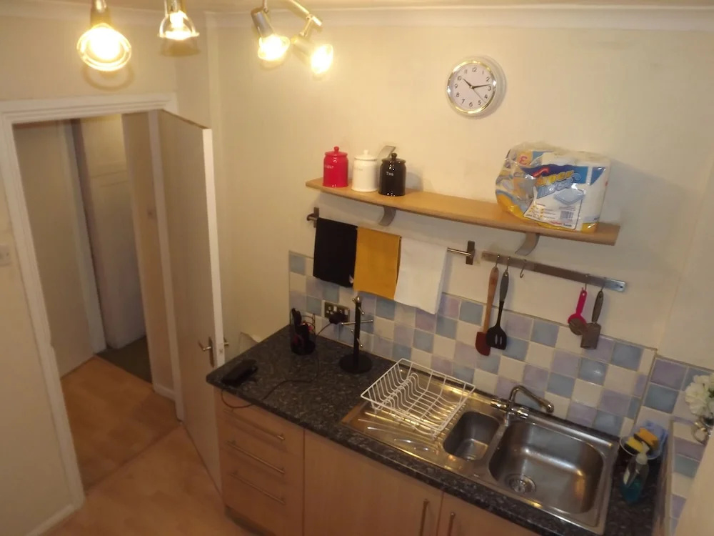 2 Bedrooms House