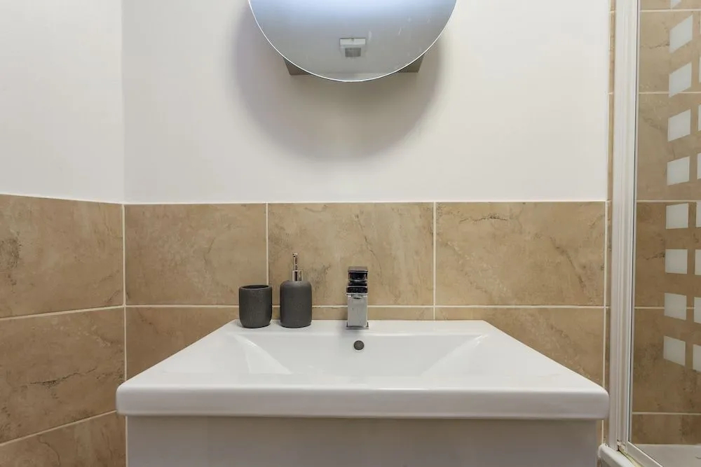Stunning Contemporary Apartment - Free Parking - 5 Minute Walk To The Beach - Great Location - Fast WiFi - Smart TV With Netflix Included - Contractor Friendly - Perfect For Short and Long Stays
