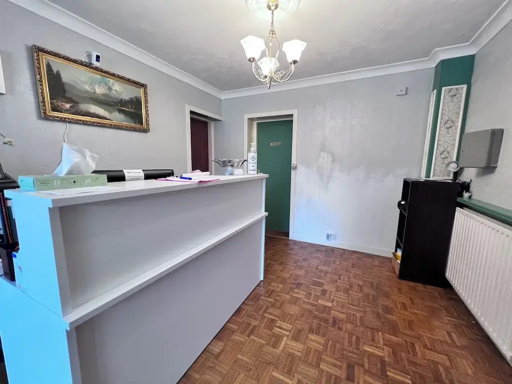 All Seasons Gatwick Guest House & Parking