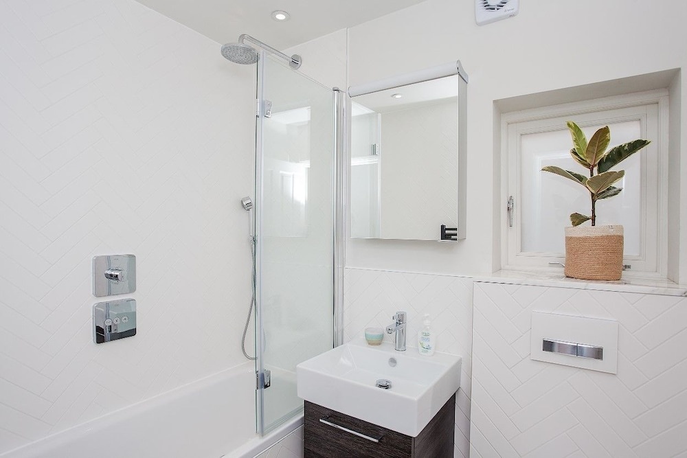 Stunning 2 Bedroom Apartment With Patio