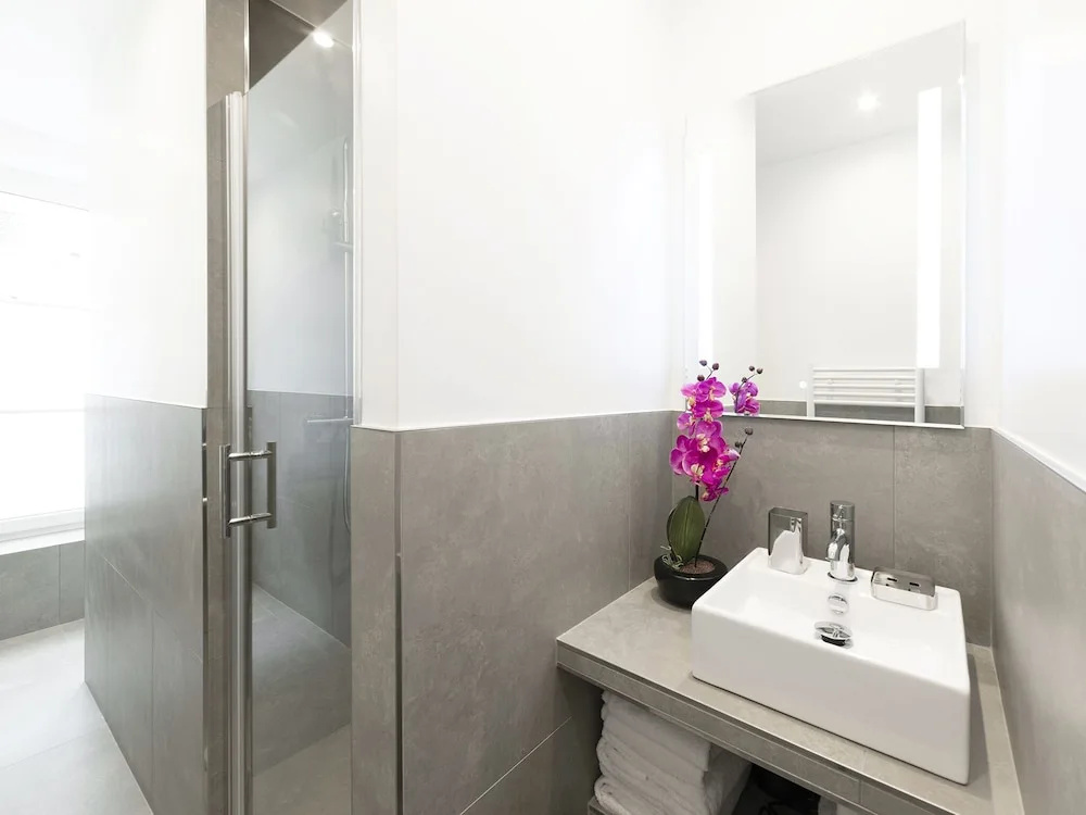 Luxury 3BDR Le Louvre II by Livinparis