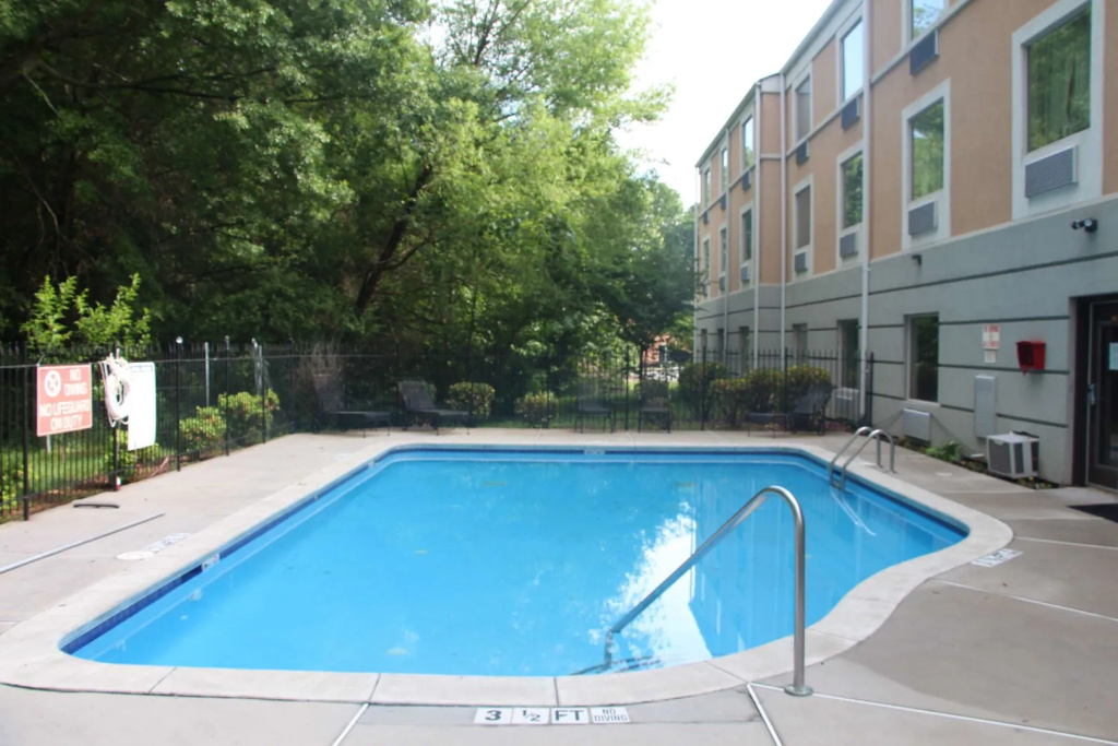 Jamestown inn & Suites