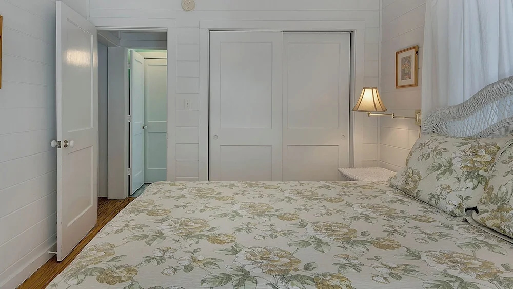 Beautiful Original Seaside Cottage + Swim & Tennis Club: Sleeps 6