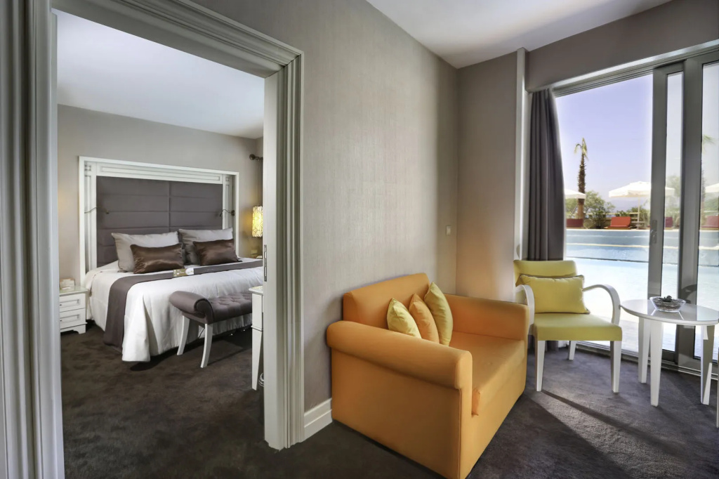 Qlusive Hotel