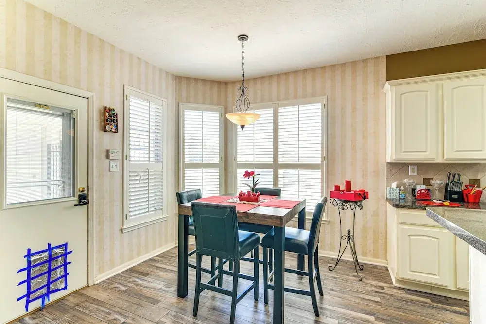 Patio, BBQ & Yard: Family Retreat in Pearland