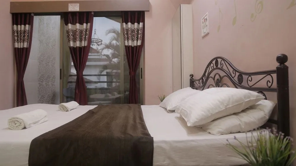 Hotel Aroma Retreat
