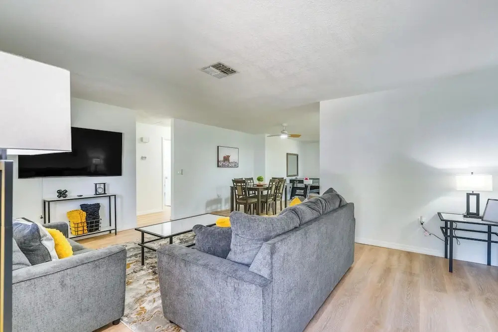 Home w/ Screened Porch, Near Weeki Wachee Springs!