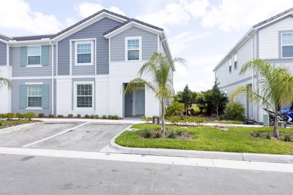 Beautiful 5 Bed Home Away From Home 5 Bedroom Townhouse by RedAwning