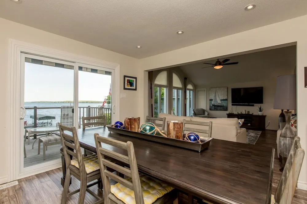 Barefoot Bungalow Gracing the shores of Lake Simcoe, a wonderful family cottage!