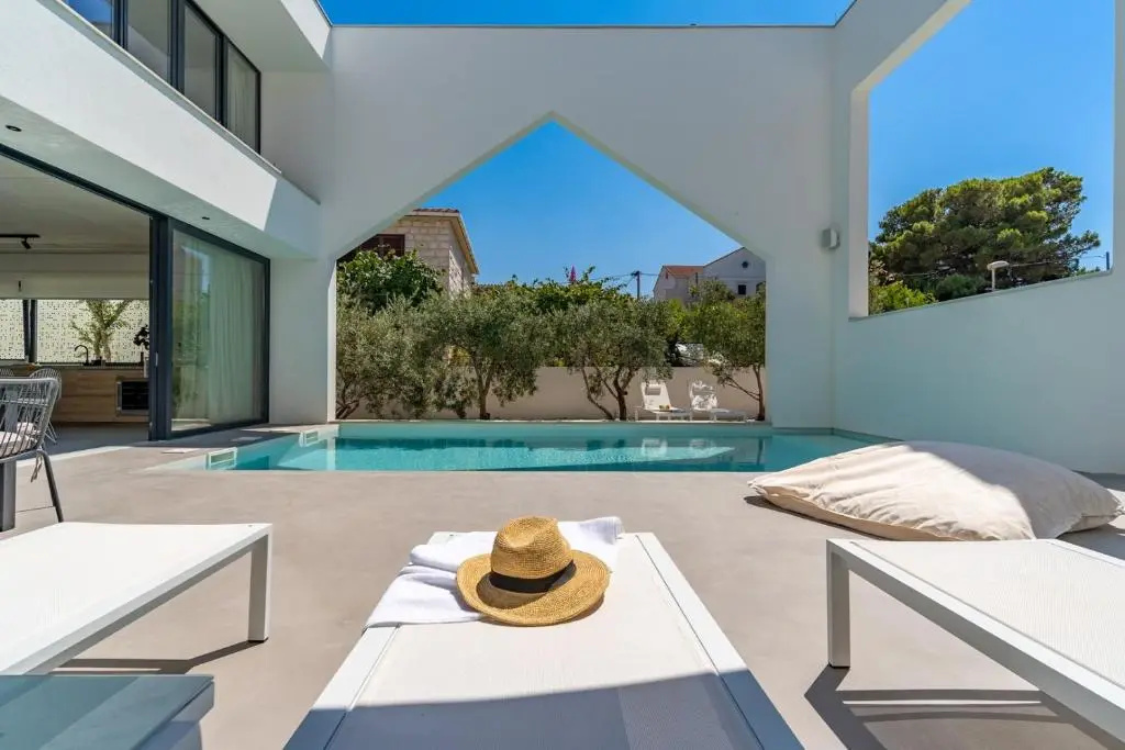 Luxury 5-bedroom Villa Altabianca with a Heated Pool, Finnish sauna, an outdoor Cinema, 50m from the beach