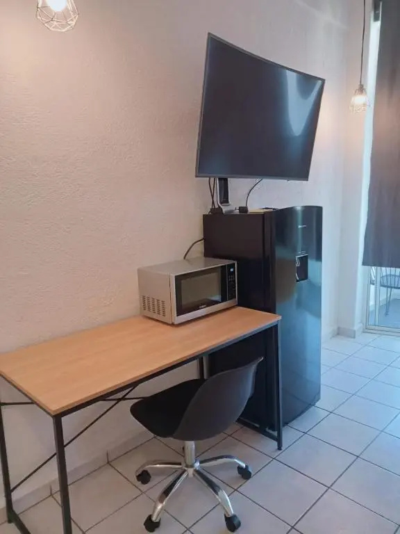 Lovely studio apartment with balcony AC & wi-fi, minutes from downtown!