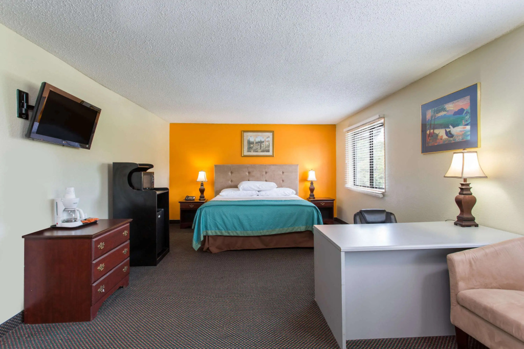 Super 8 by Wyndham Greensboro/Coliseum/Conv
