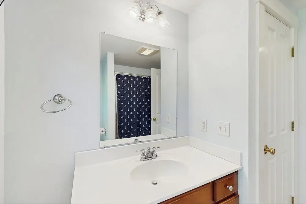 3BR House in Central Location w/ AC, Deck & Yard