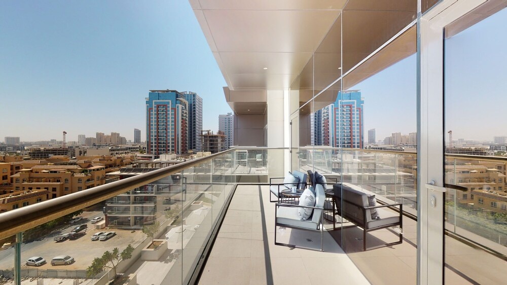 WelHome - Panoramic City Views Amidst Gardens in JVC
