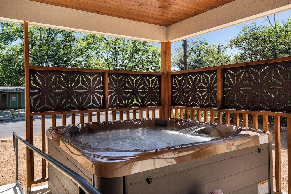 Camp Fred With Firepit and Hot Tub