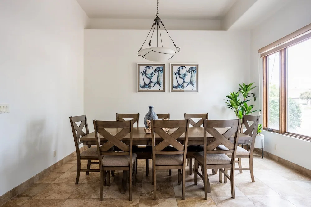 Upscale W/ Pool, Chefs Kitchen & Stables 6 Bedroom Home