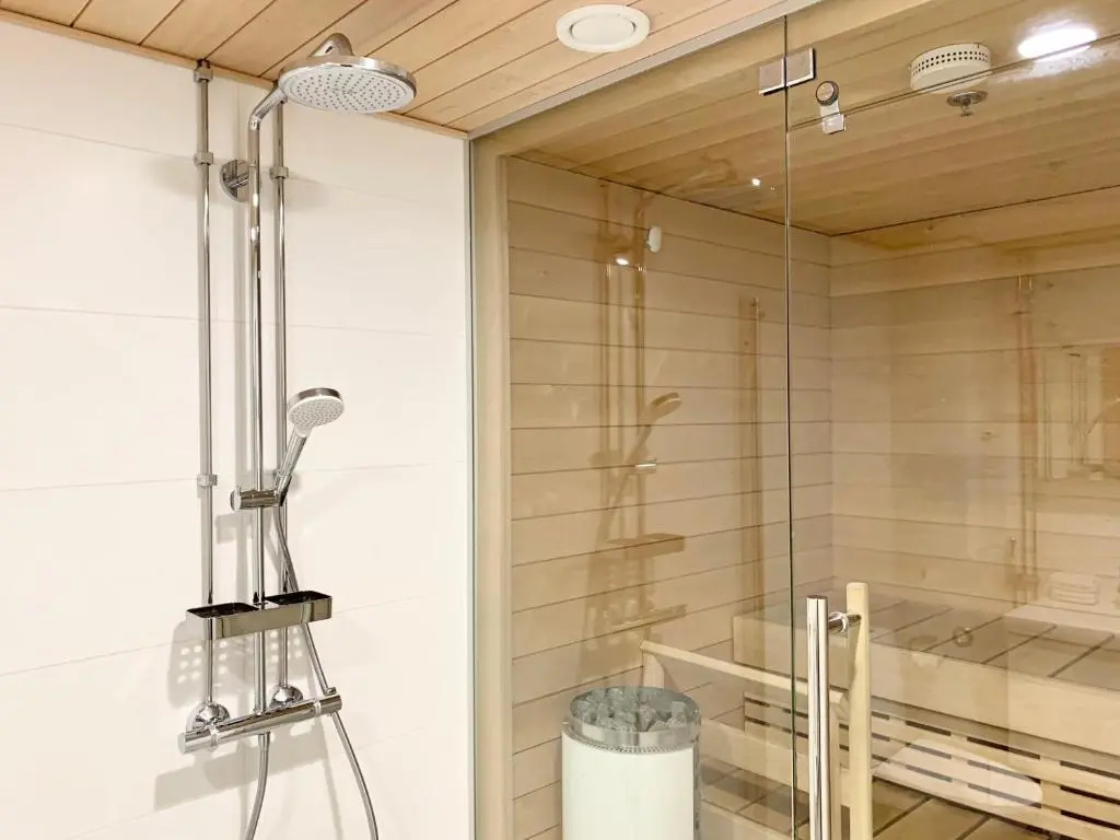 City Home Finland Big Luxury Suite - Spacious Suite with Own SAUNA, One Bedroom and Furnished Balcony next to Train Station