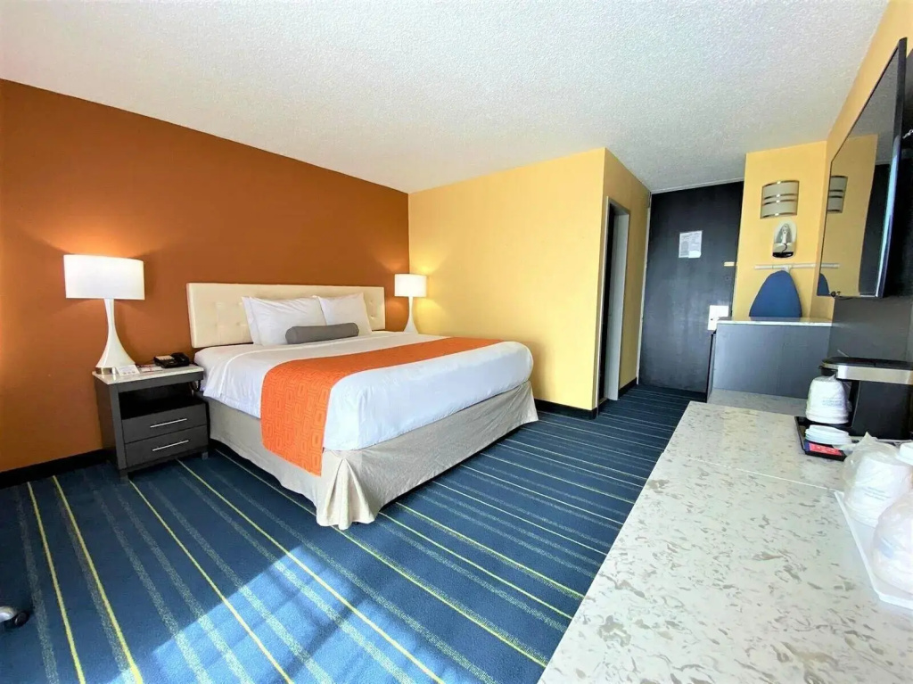 Howard Johnson by Wyndham Clifton NJ