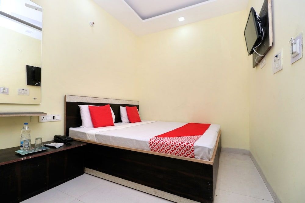 OYO 27650 Gian Residency