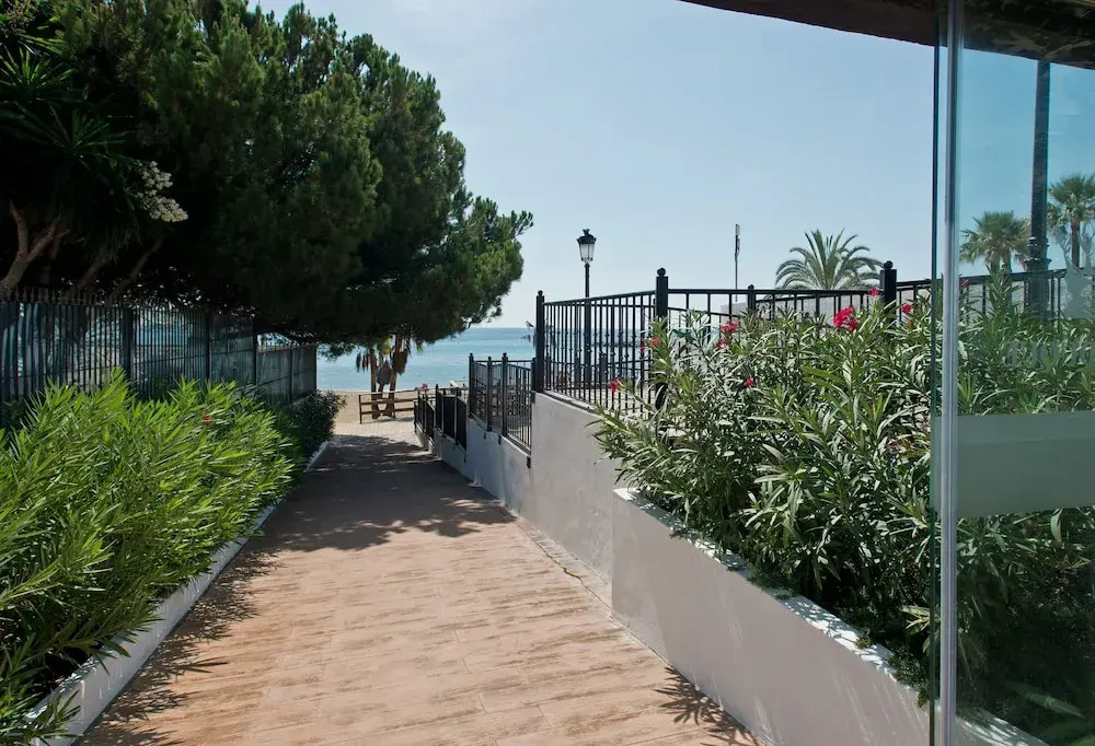 Beachfron Puerto Banus, 2 bed apt Playas Del Duque, Free Wifiparking 3 Pools