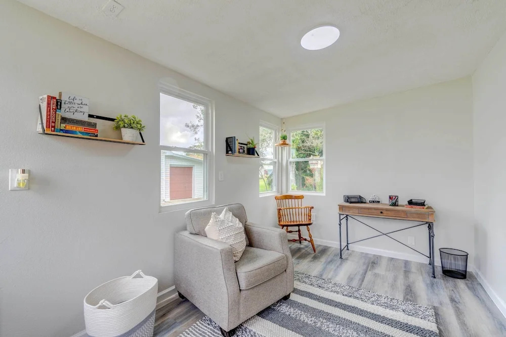 Peaceful Lady Lake Home w/ Screened-in Porch!