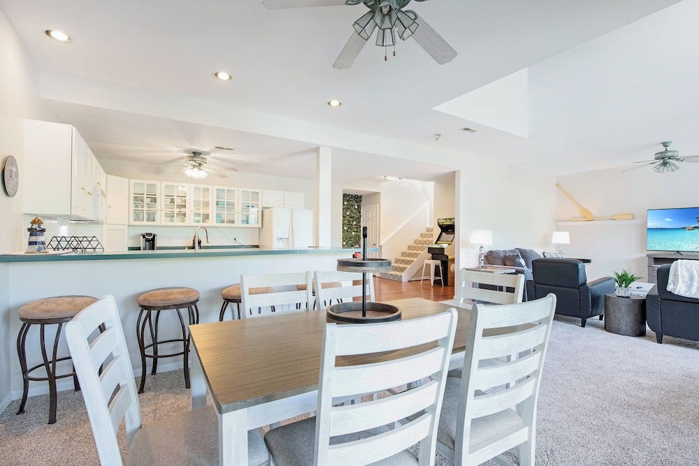 Sleeps 30! Decks, Docks & Lake Life