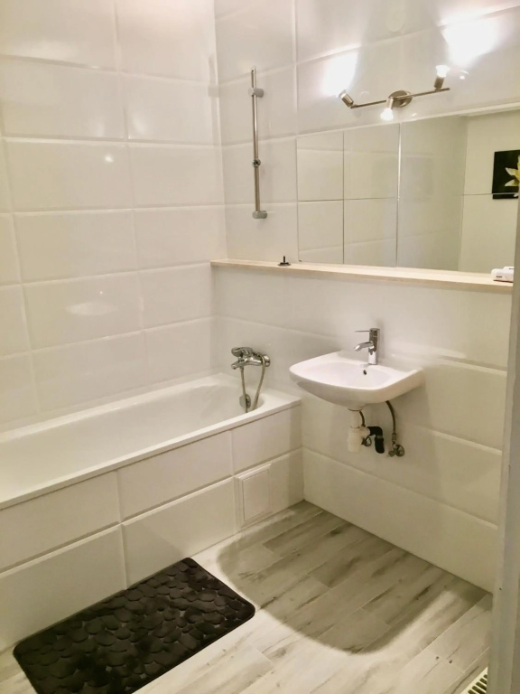 Romantic two bedroom apartment in the hills of Budapest with private parking