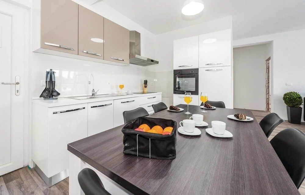Gorgeous Home In Drinovci With Wifi