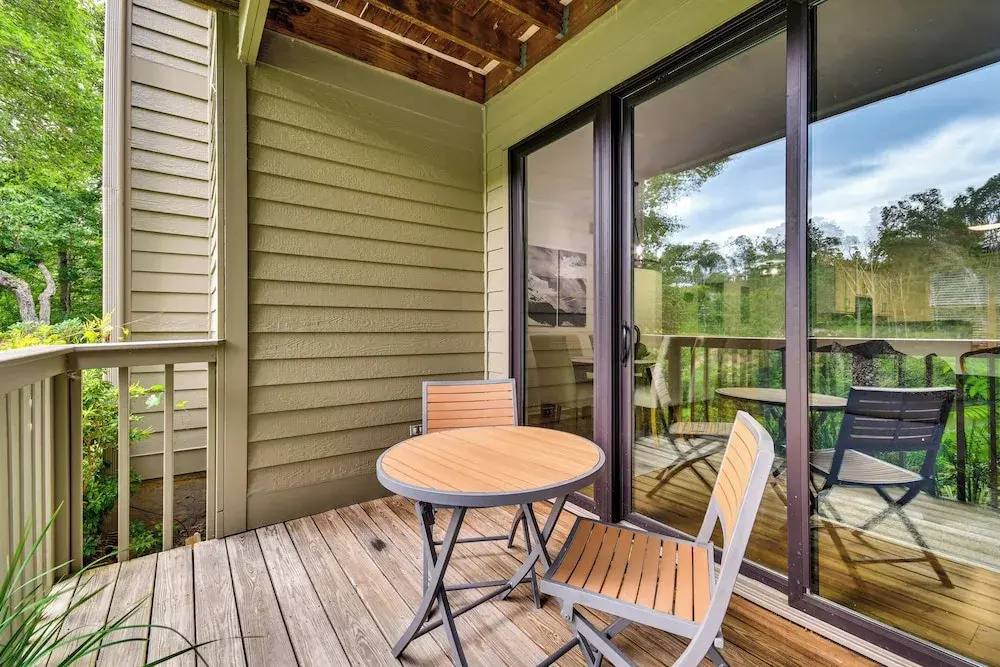 Mtn Cabin w/ Balcony & View in Burnsville!