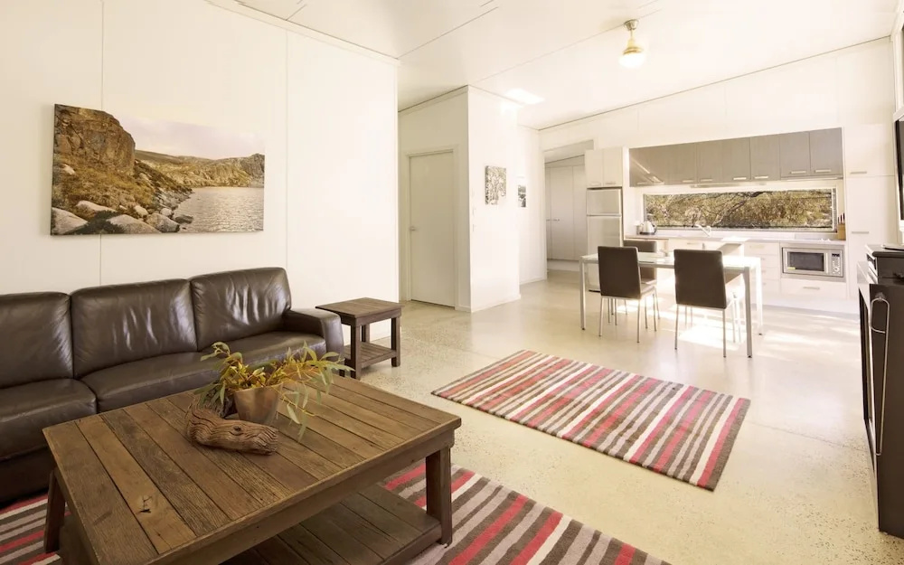 Ecocrackenback 17 'Sustainable, luxurious chalet close to the slopes.'