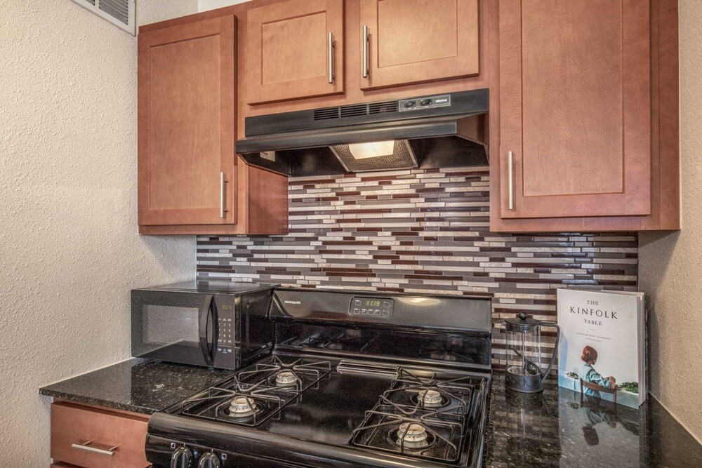 Cozy DT Apts with Full Kitchen by Zencity