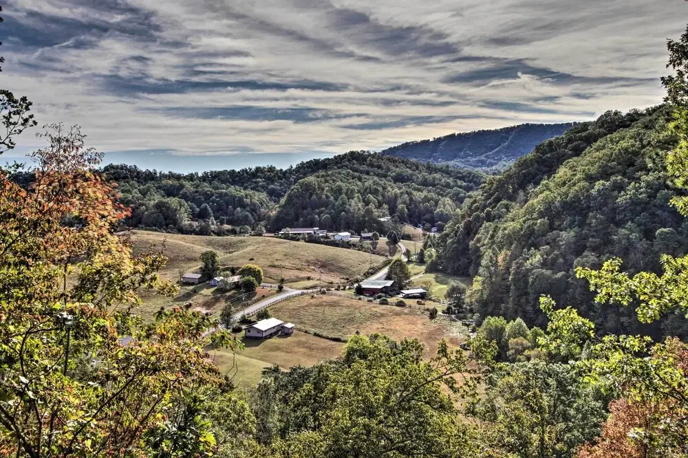 'scenic Solitude' w/ Hot Tub: 3 Mi to Pigeon Forge