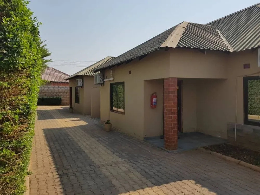 Ticheze Lodge And Car Hire