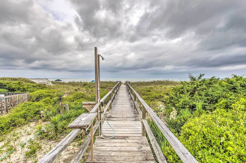 Rustic Beachfront Cottage w/ Deck & Boardwalk