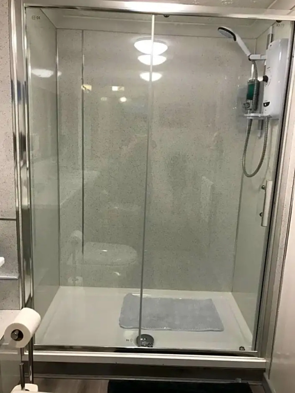 Luxury 3 bedded room with sea peeps and parking
